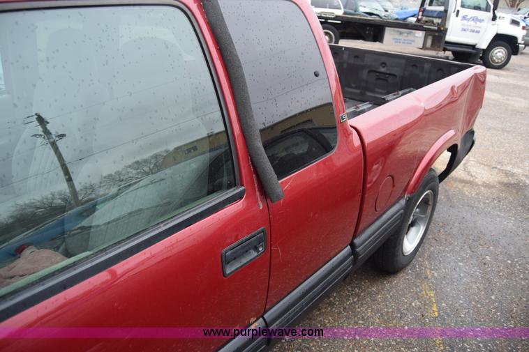 image for item BK9787 2001 Chevrolet S10 Ext. Cab pickup truck