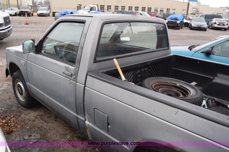 image for item BK9794 1987 Chevrolet S10 pickup truck