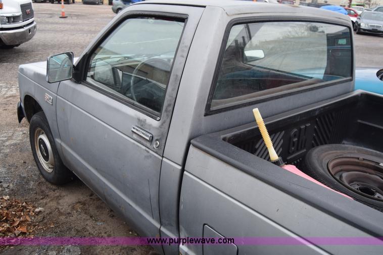 image for item BK9794 1987 Chevrolet S10 pickup truck