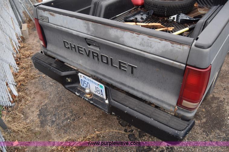 image for item BK9794 1987 Chevrolet S10 pickup truck