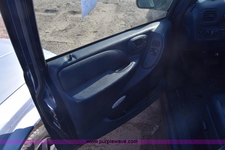 image for item BO9587 2002 Chrysler Town & Country LXi van