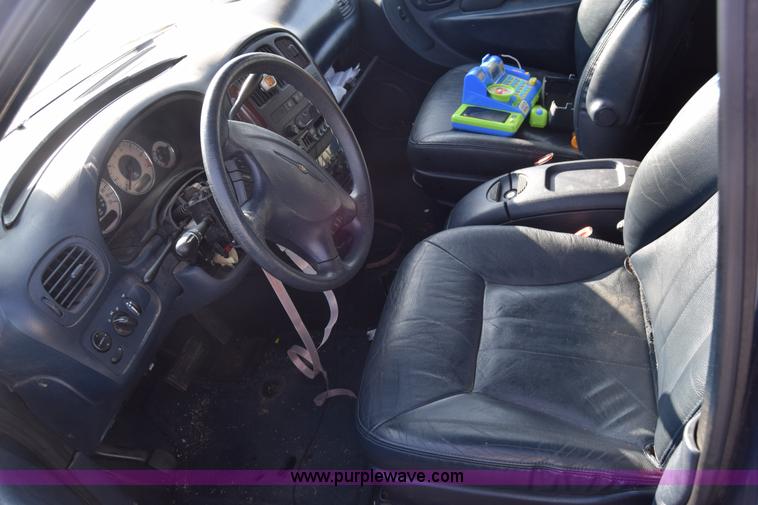 image for item BO9587 2002 Chrysler Town & Country LXi van