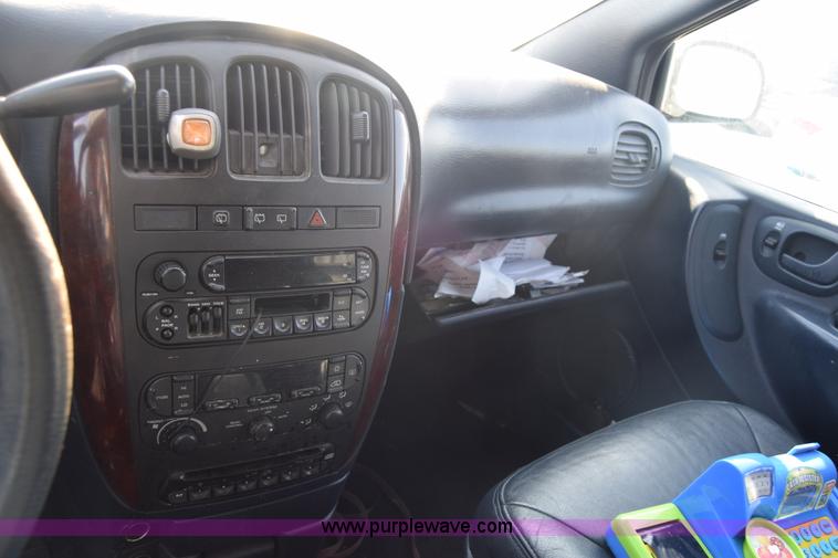 image for item BO9587 2002 Chrysler Town & Country LXi van