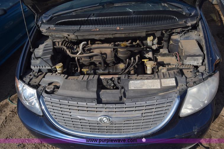 image for item BO9587 2002 Chrysler Town & Country LXi van