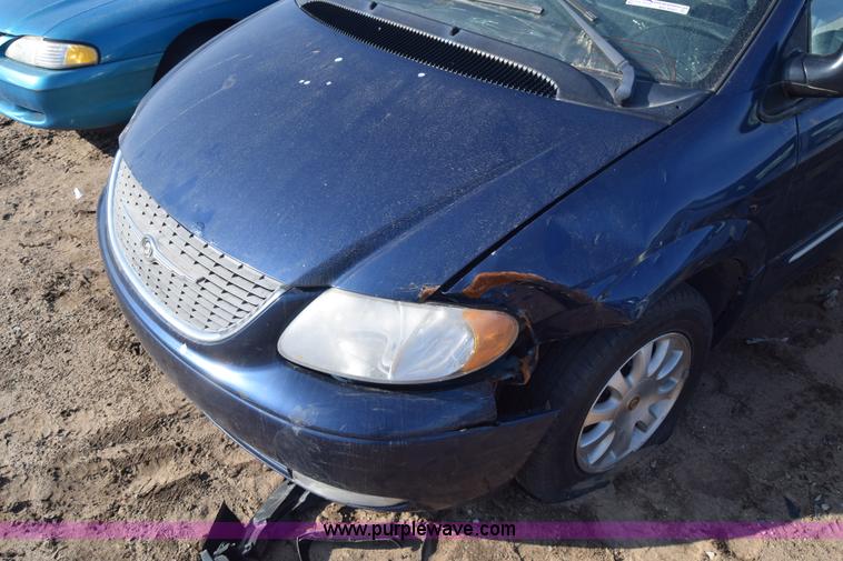 image for item BO9587 2002 Chrysler Town & Country LXi van