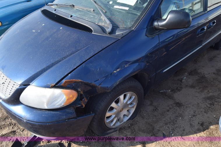 image for item BO9587 2002 Chrysler Town & Country LXi van