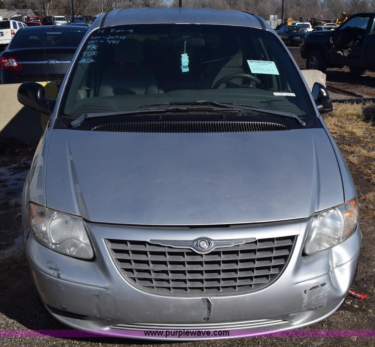 image for item BO9600 2002 Chrysler Voyager LX van