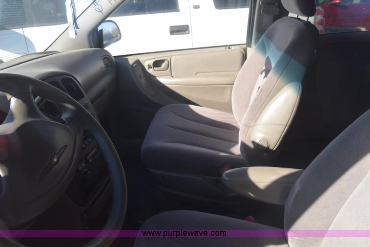 image for item BO9600 2002 Chrysler Voyager LX van