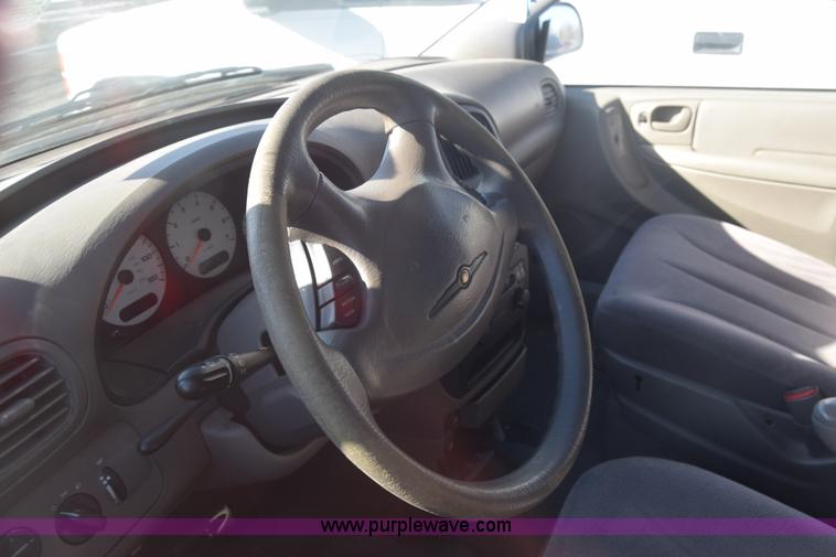 image for item BO9600 2002 Chrysler Voyager LX van
