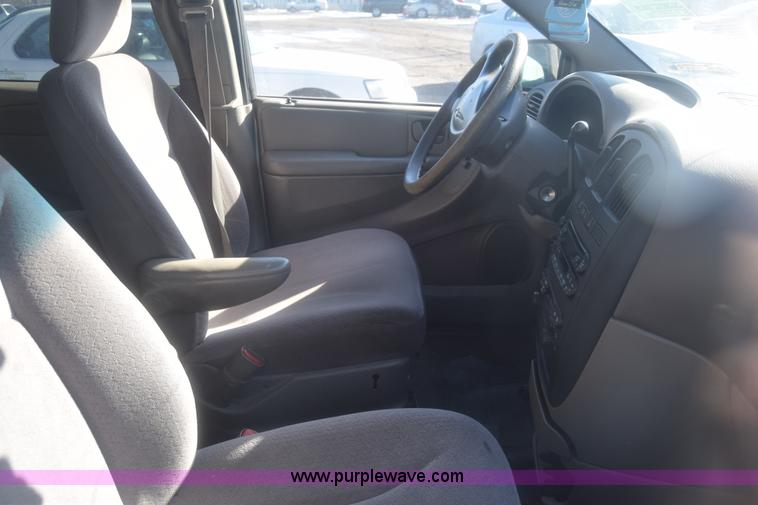 image for item BO9600 2002 Chrysler Voyager LX van