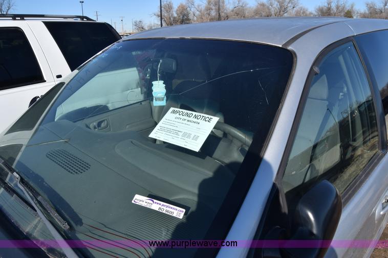 image for item BO9600 2002 Chrysler Voyager LX van