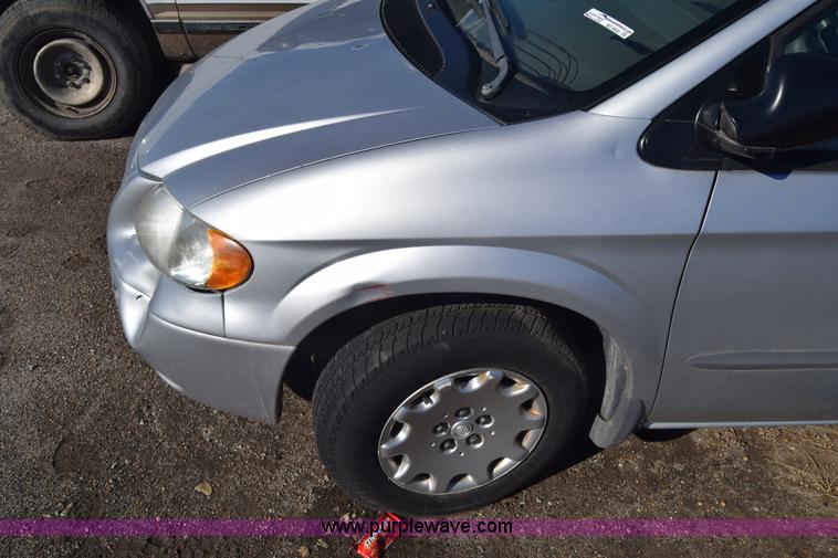 image for item BO9600 2002 Chrysler Voyager LX van