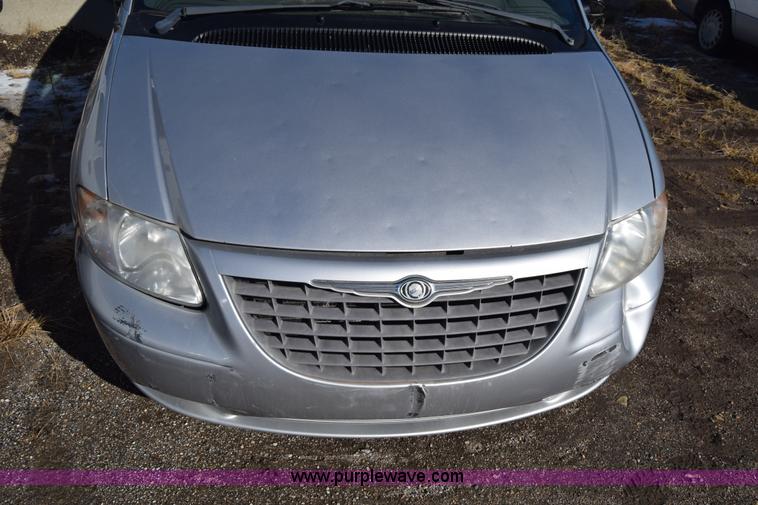 image for item BO9600 2002 Chrysler Voyager LX van