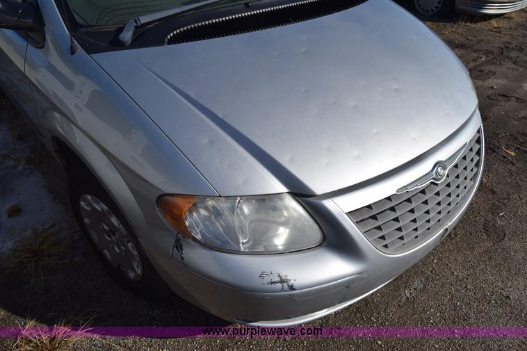 image for item BO9600 2002 Chrysler Voyager LX van