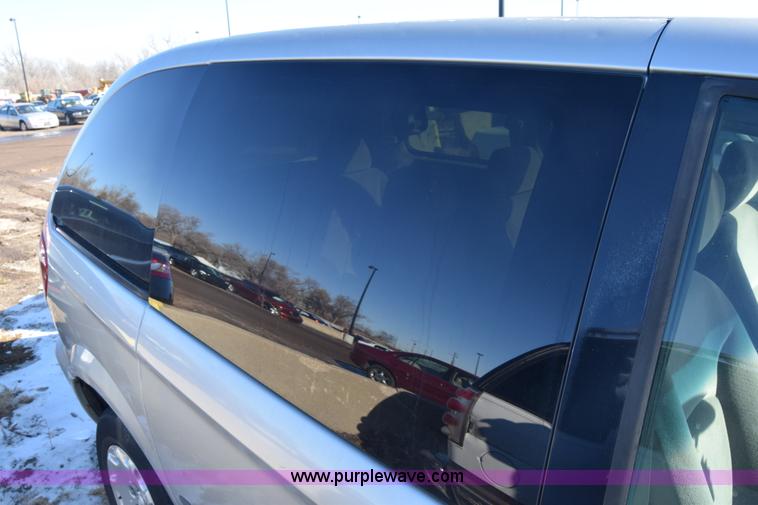 image for item BO9600 2002 Chrysler Voyager LX van