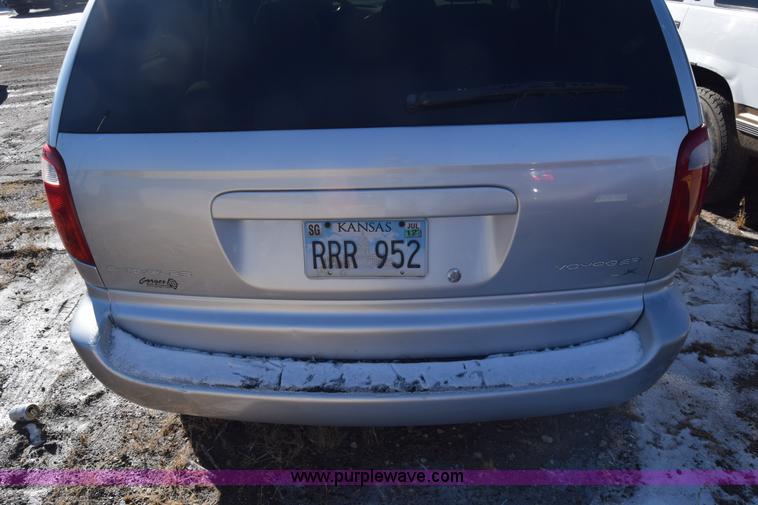 image for item BO9600 2002 Chrysler Voyager LX van