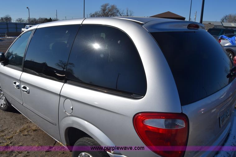 image for item BO9600 2002 Chrysler Voyager LX van