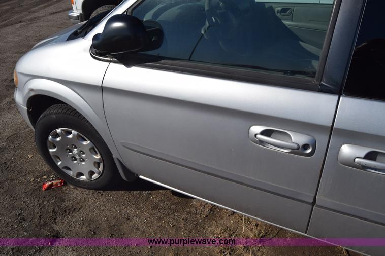 image for item BO9600 2002 Chrysler Voyager LX van