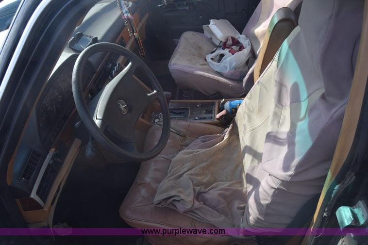 image for item J8010 1982 Mercedes Benz 300 SD