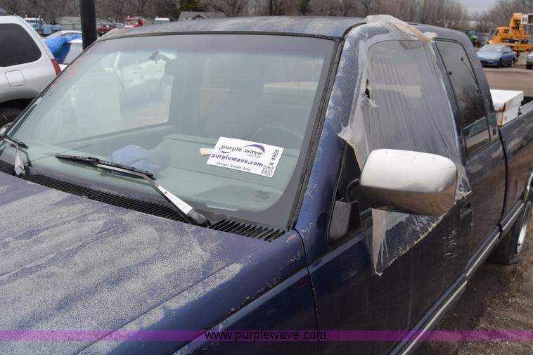 image for item K4999 1993 Chevrolet Silverado 1500 Ext. Cab pickup truck