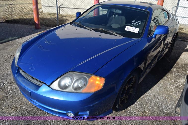 image for item L1017 2004 Hyundai Tiburon SUV