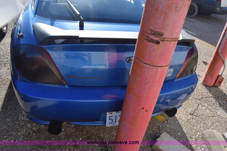 image for item L1017 2004 Hyundai Tiburon SUV