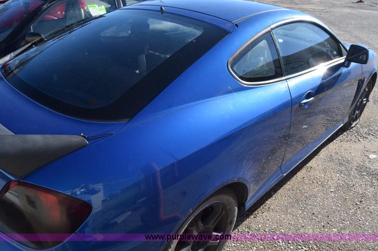 image for item L1017 2004 Hyundai Tiburon SUV