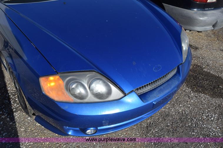 image for item L1017 2004 Hyundai Tiburon SUV