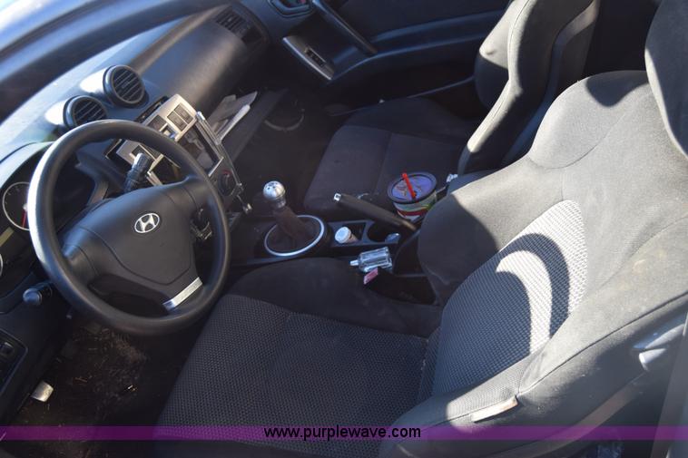 image for item L1017 2004 Hyundai Tiburon SUV