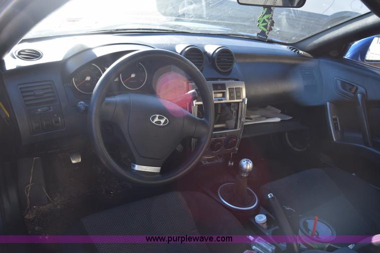 image for item L1017 2004 Hyundai Tiburon SUV