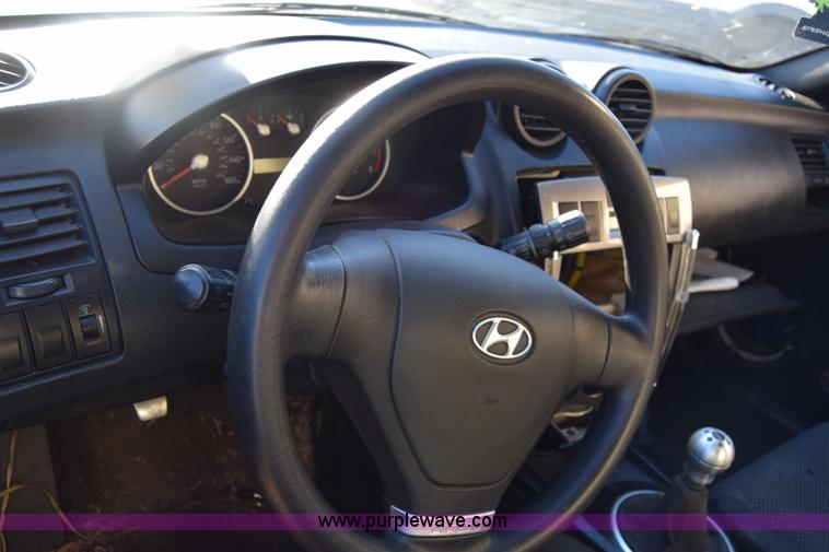 image for item L1017 2004 Hyundai Tiburon SUV