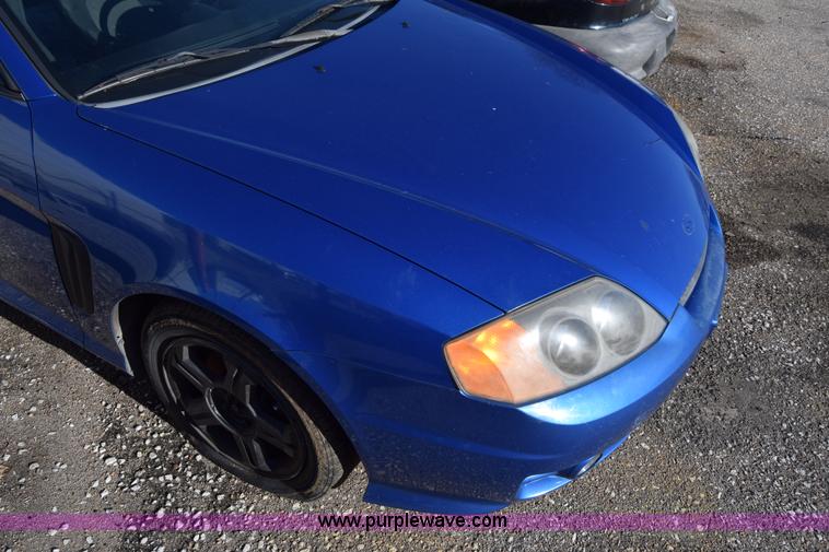 image for item L1017 2004 Hyundai Tiburon SUV