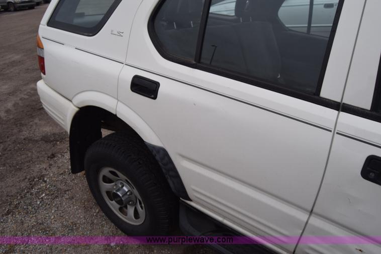 image for item L1049 1999 Isuzu Rodeo SUV