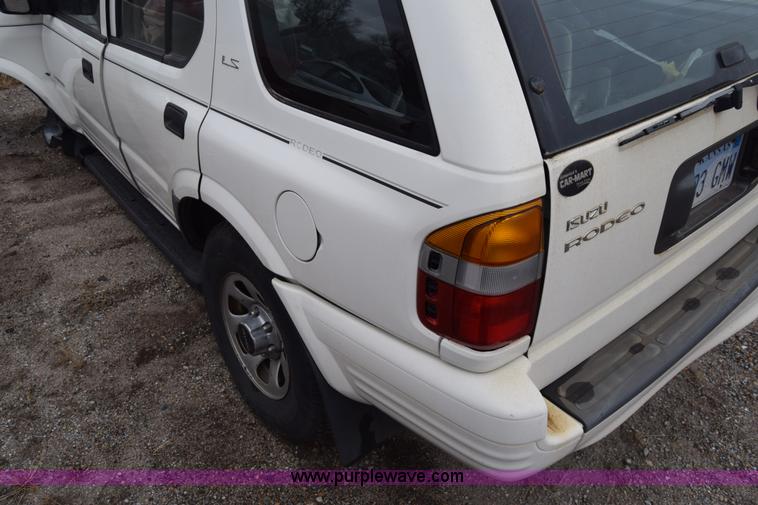 image for item L1049 1999 Isuzu Rodeo SUV