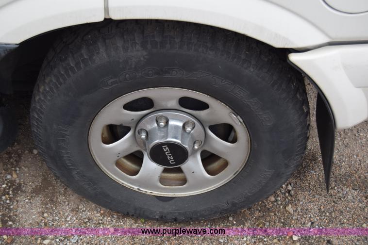 image for item L1049 1999 Isuzu Rodeo SUV