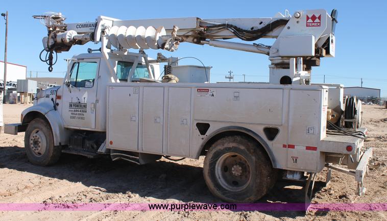 image for item J1311 2001 International 4900 digger derrick truck