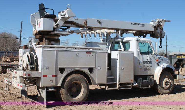 image for item J1311 2001 International 4900 digger derrick truck