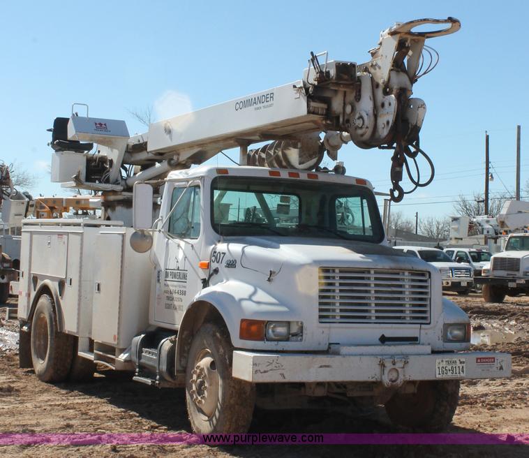 image for item J1311 2001 International 4900 digger derrick truck