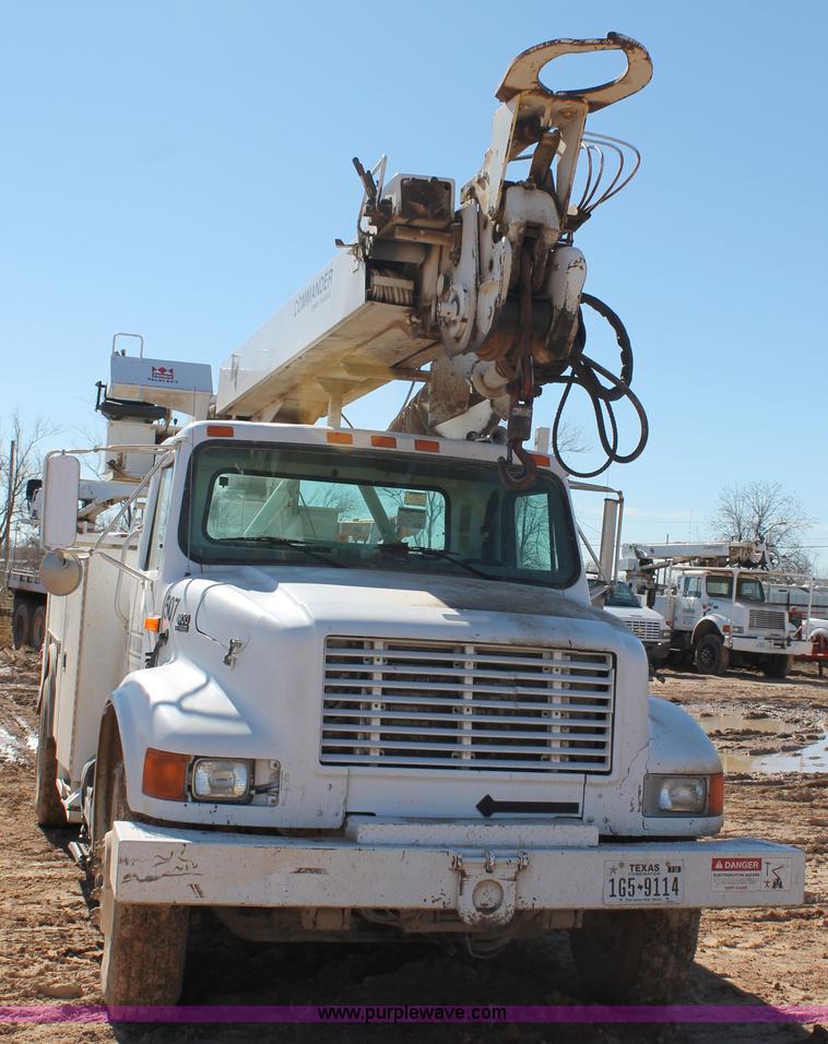 image for item J1311 2001 International 4900 digger derrick truck