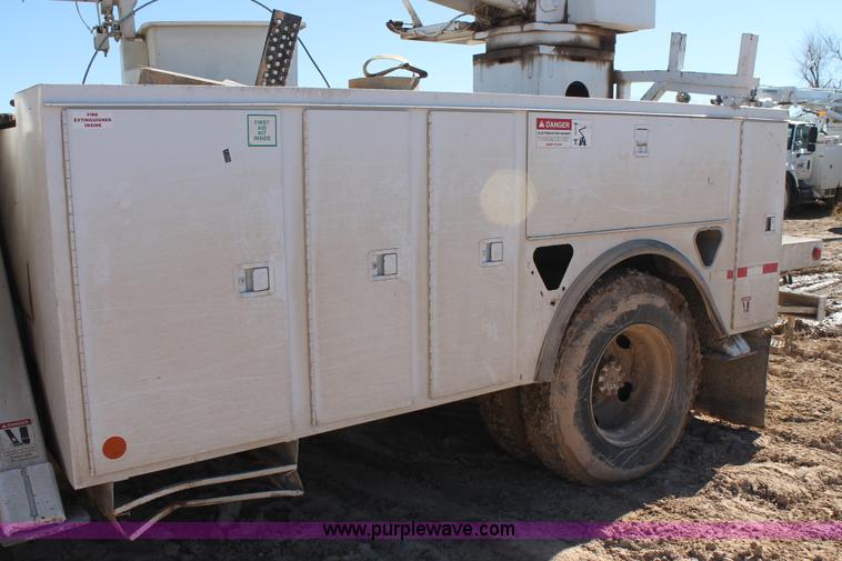 image for item J1311 2001 International 4900 digger derrick truck