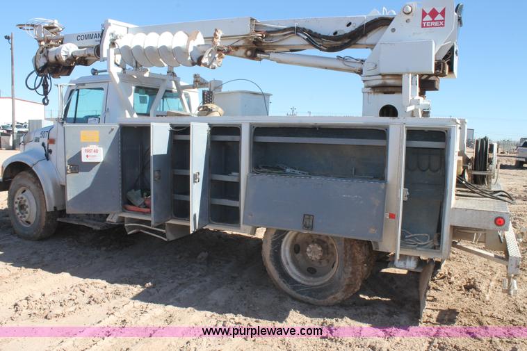 image for item J1311 2001 International 4900 digger derrick truck