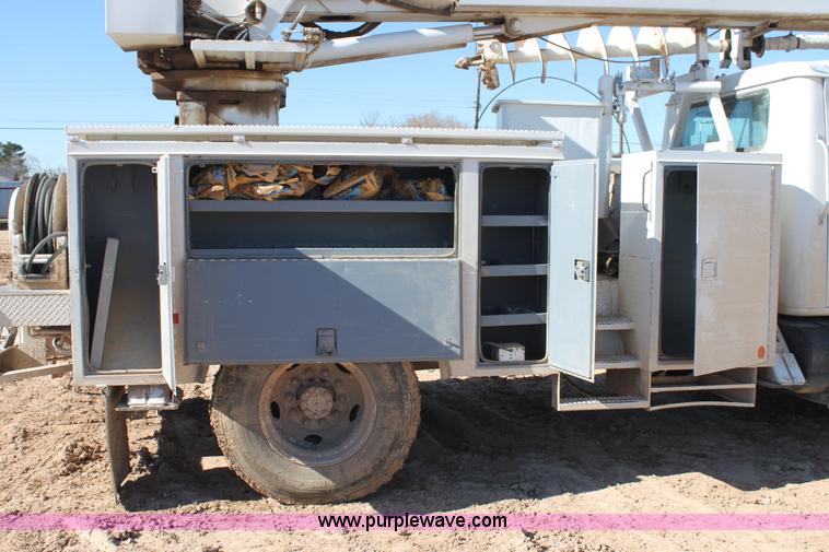 image for item J1311 2001 International 4900 digger derrick truck
