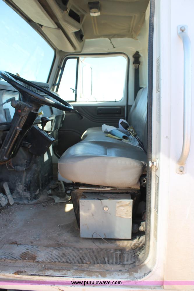 image for item J1311 2001 International 4900 digger derrick truck