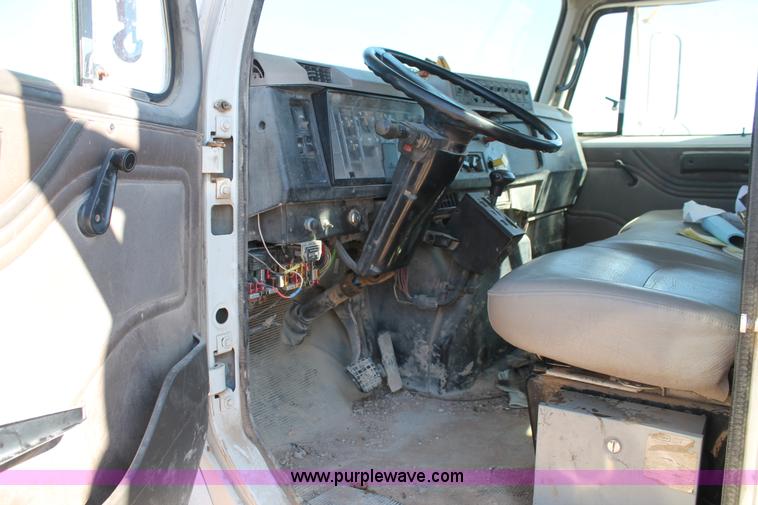 image for item J1311 2001 International 4900 digger derrick truck