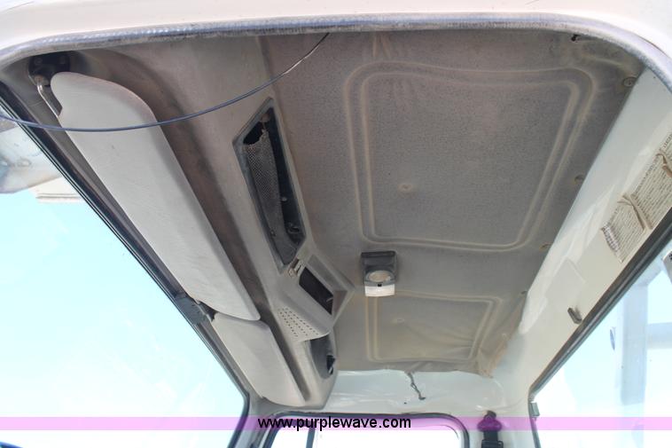 image for item J1311 2001 International 4900 digger derrick truck