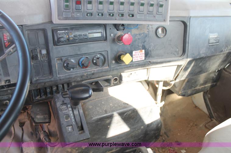 image for item J1311 2001 International 4900 digger derrick truck