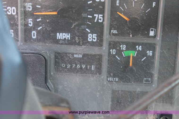 image for item J1311 2001 International 4900 digger derrick truck