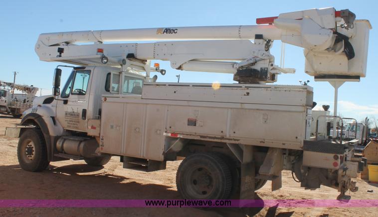 image for item J1312 2009 International 7300 bucket truck