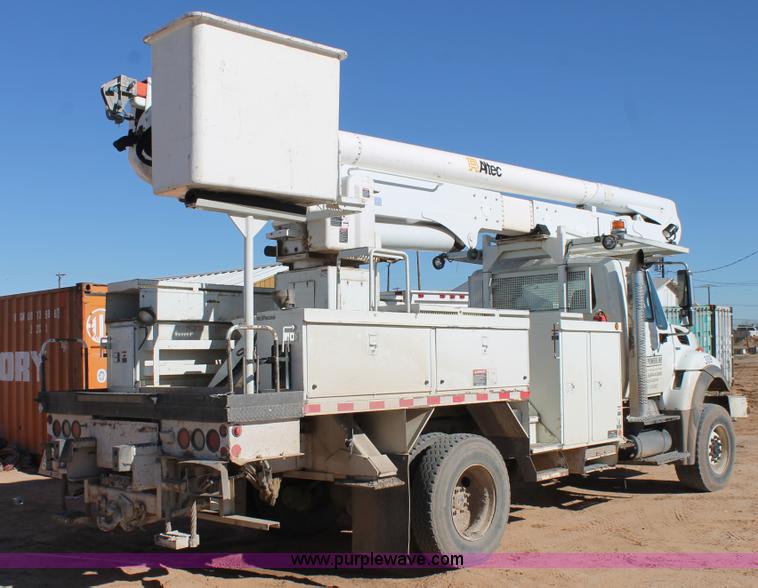 image for item J1312 2009 International 7300 bucket truck