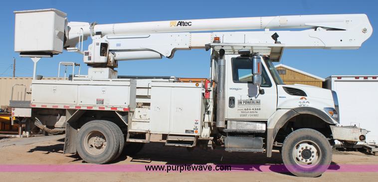 image for item J1312 2009 International 7300 bucket truck